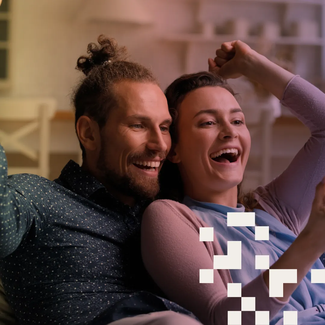 Casal feliz aprendendo como usar pix oculto